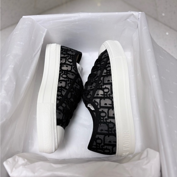 Walk'n'Dior Sneaker
Black Dior Oblique Embroidered Mesh - Picture 3 of 9
